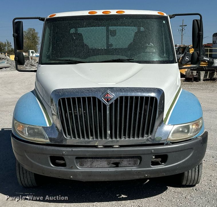image for item JE9332 2003 International 4300 flatbed truck