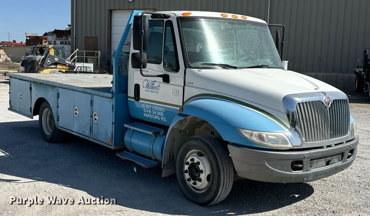 image for item JE9332 2003 International 4300 flatbed truck