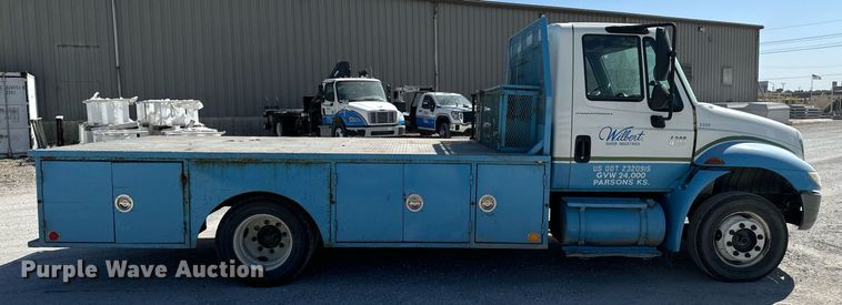 image for item JE9332 2003 International 4300 flatbed truck