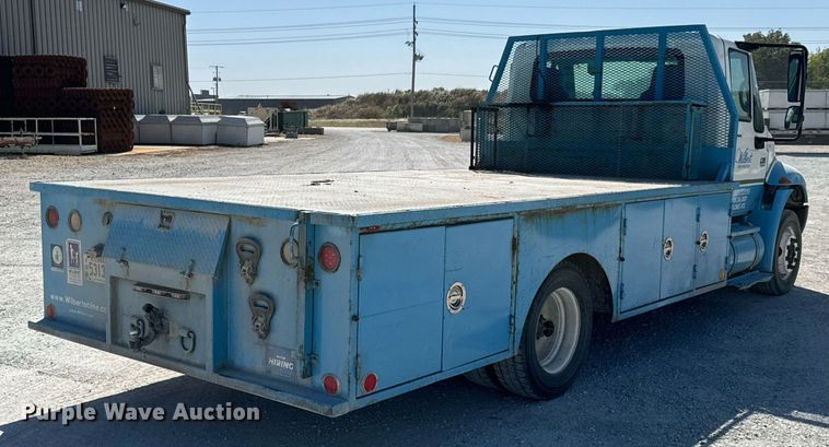 image for item JE9332 2003 International 4300 flatbed truck
