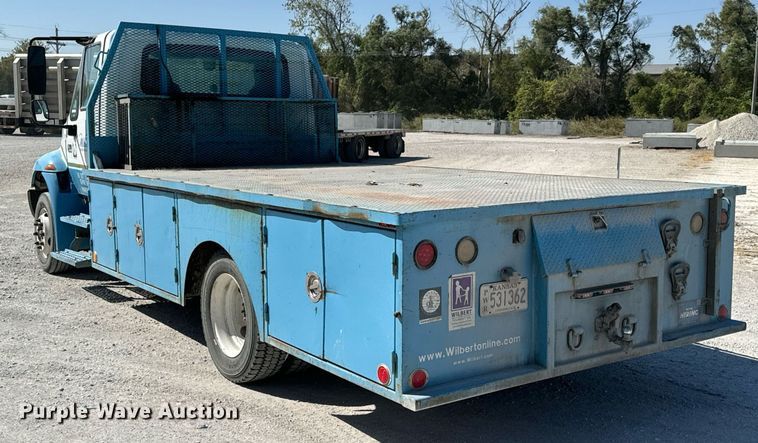 image for item JE9332 2003 International 4300 flatbed truck