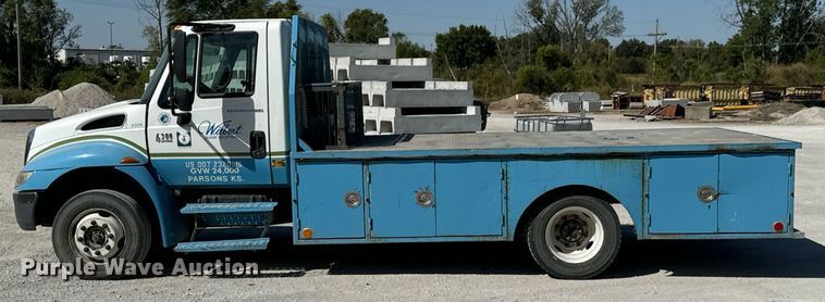 image for item JE9332 2003 International 4300 flatbed truck