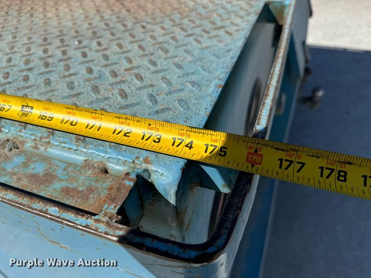 image for item JE9332 2003 International 4300 flatbed truck