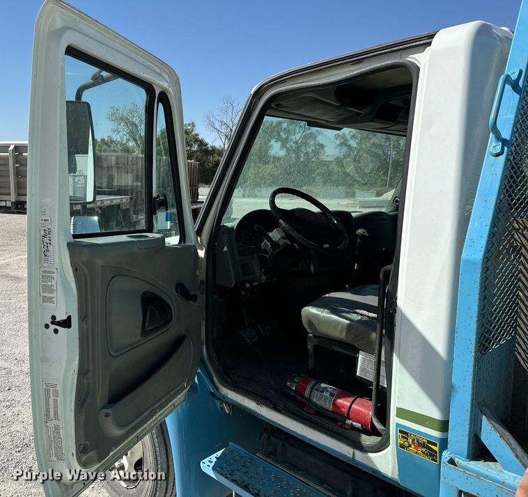 image for item JE9332 2003 International 4300 flatbed truck