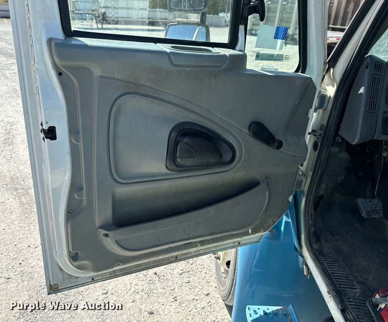 image for item JE9332 2003 International 4300 flatbed truck