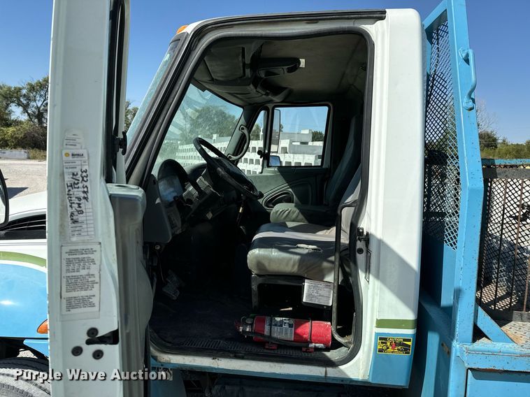 image for item JE9332 2003 International 4300 flatbed truck