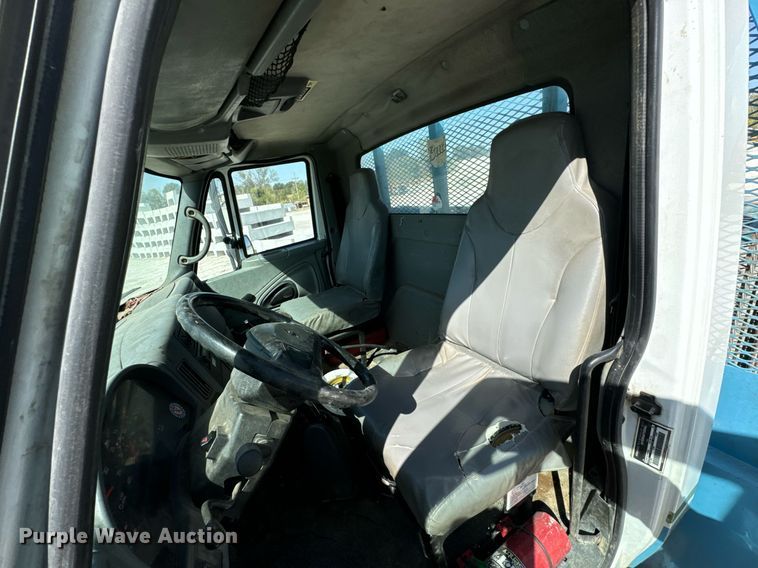 image for item JE9332 2003 International 4300 flatbed truck