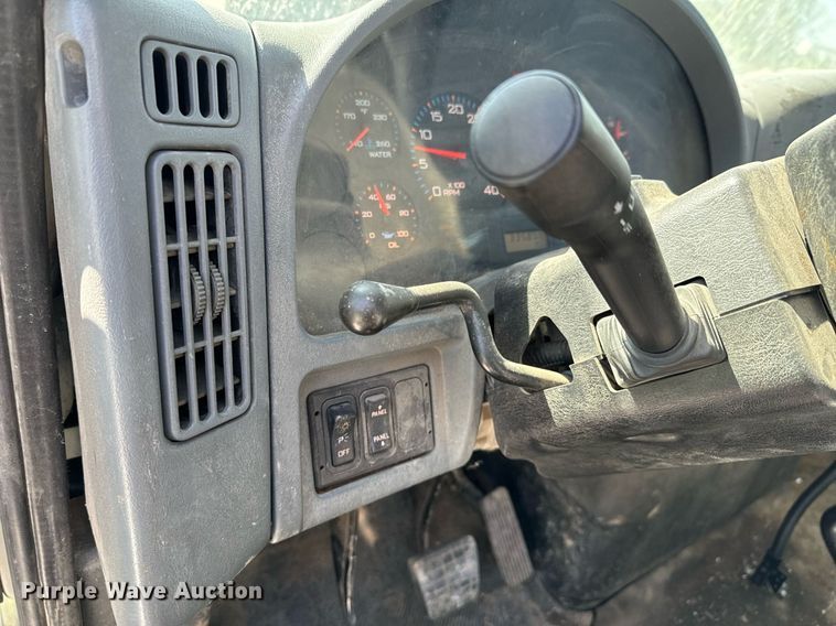 image for item JE9332 2003 International 4300 flatbed truck