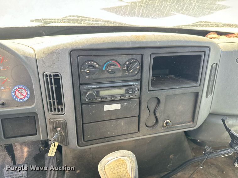 image for item JE9332 2003 International 4300 flatbed truck
