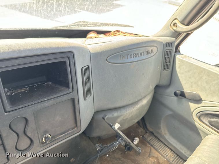 image for item JE9332 2003 International 4300 flatbed truck