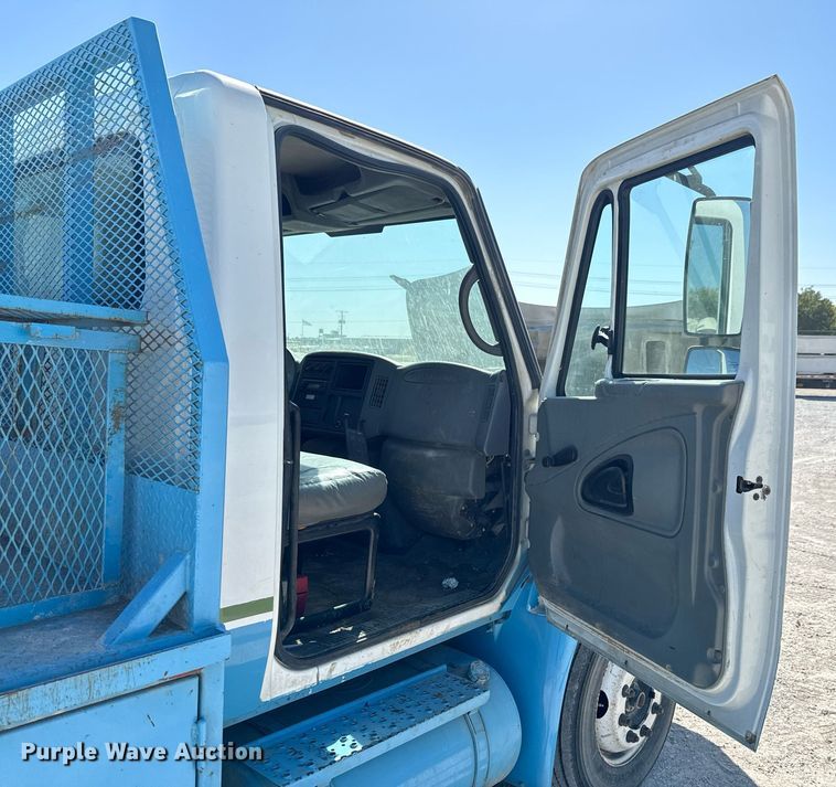 image for item JE9332 2003 International 4300 flatbed truck