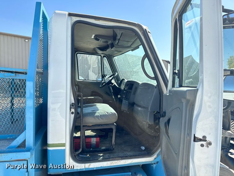 image for item JE9332 2003 International 4300 flatbed truck