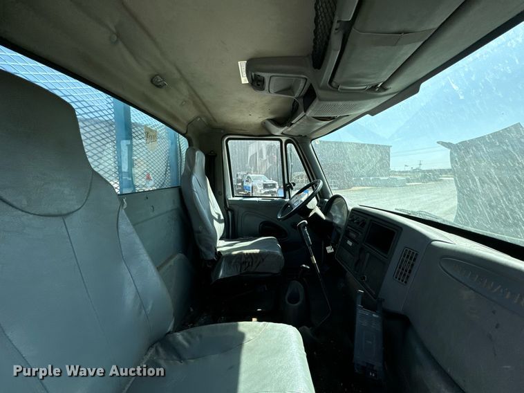 image for item JE9332 2003 International 4300 flatbed truck
