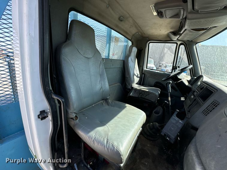 image for item JE9332 2003 International 4300 flatbed truck