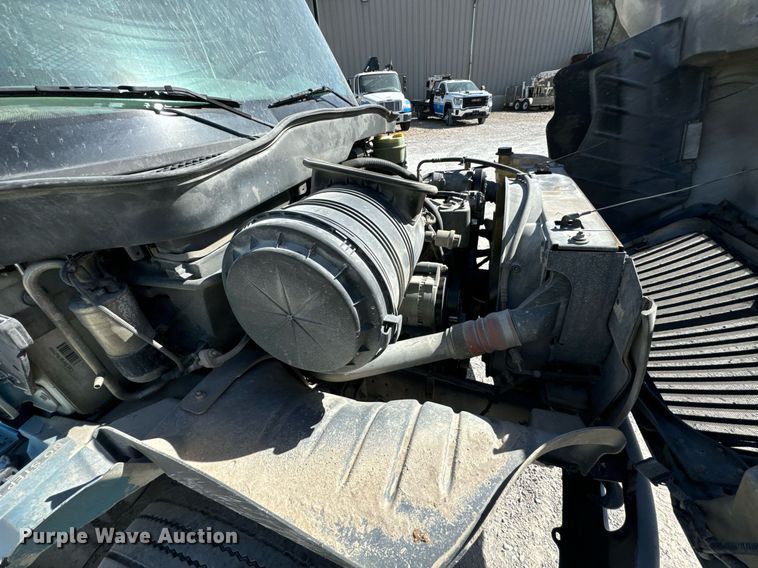 image for item JE9332 2003 International 4300 flatbed truck