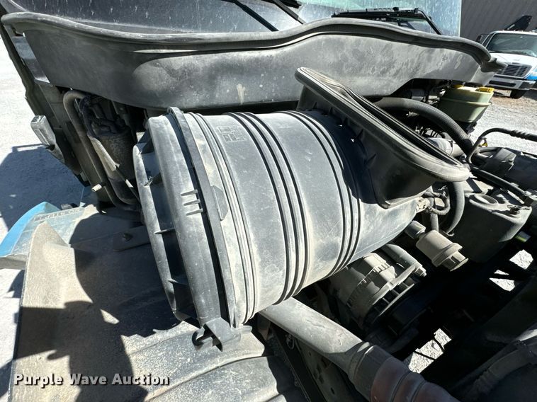 image for item JE9332 2003 International 4300 flatbed truck