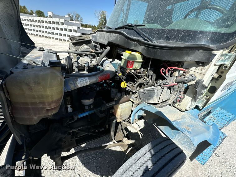 image for item JE9332 2003 International 4300 flatbed truck