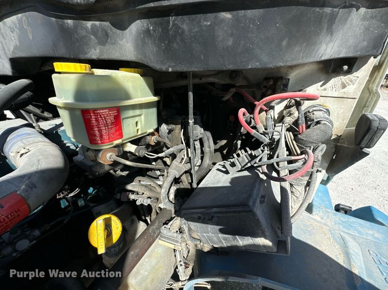 image for item JE9332 2003 International 4300 flatbed truck