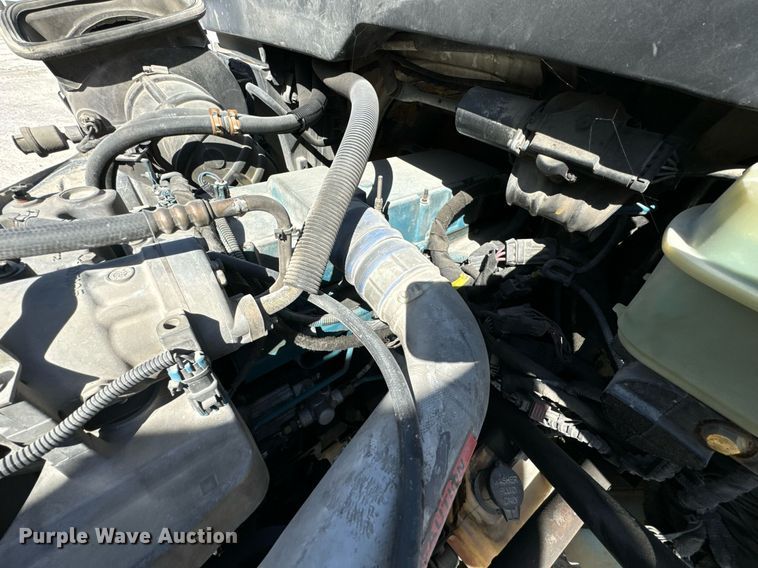 image for item JE9332 2003 International 4300 flatbed truck