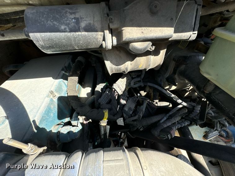 image for item JE9332 2003 International 4300 flatbed truck