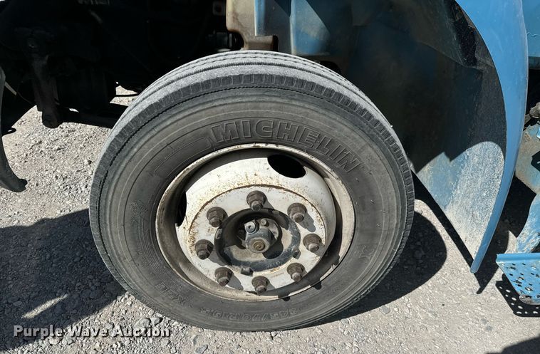 image for item JE9332 2003 International 4300 flatbed truck