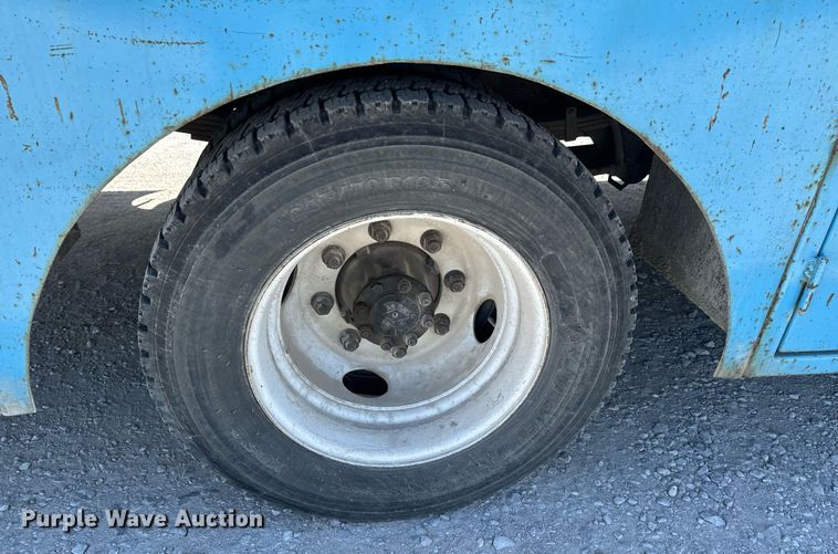 image for item JE9332 2003 International 4300 flatbed truck