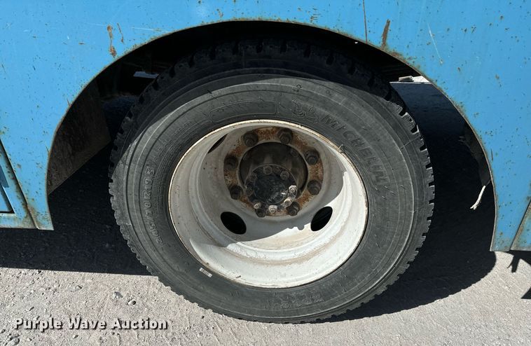 image for item JE9332 2003 International 4300 flatbed truck