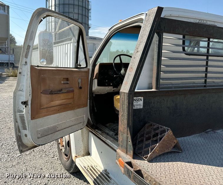 image for item JE9348 1989 Chevrolet C60 flatbed truck