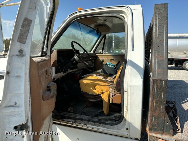 image for item JE9348 1989 Chevrolet C60 flatbed truck