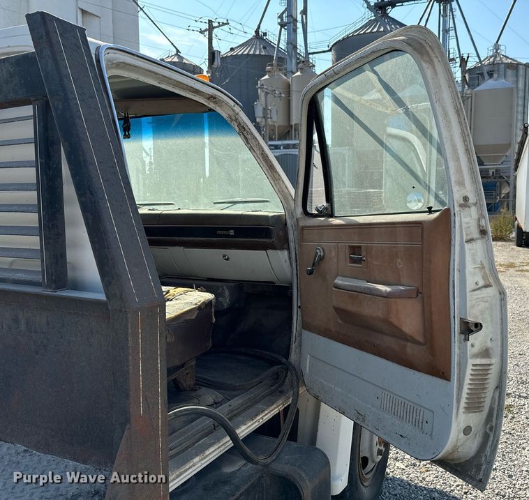 image for item JE9348 1989 Chevrolet C60 flatbed truck