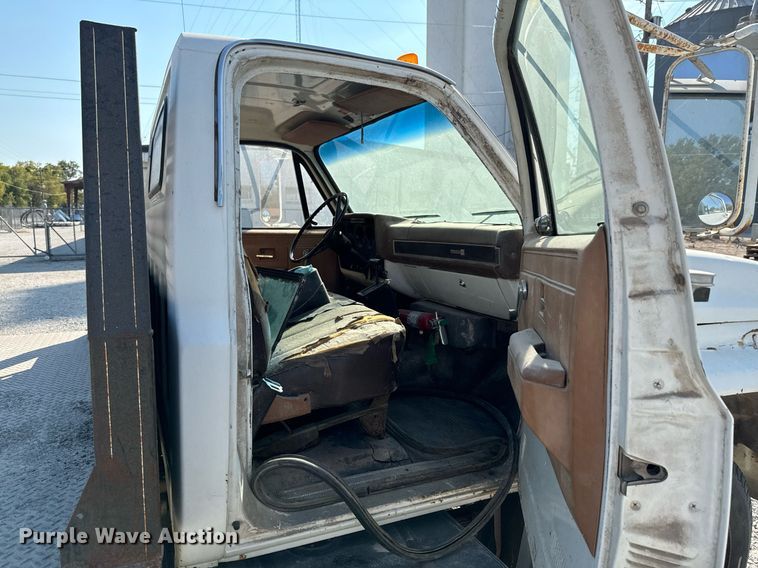 image for item JE9348 1989 Chevrolet C60 flatbed truck