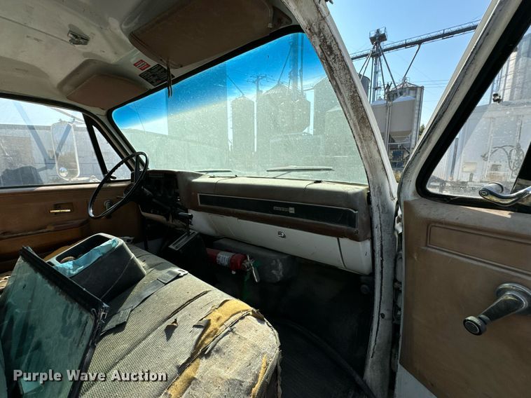 image for item JE9348 1989 Chevrolet C60 flatbed truck