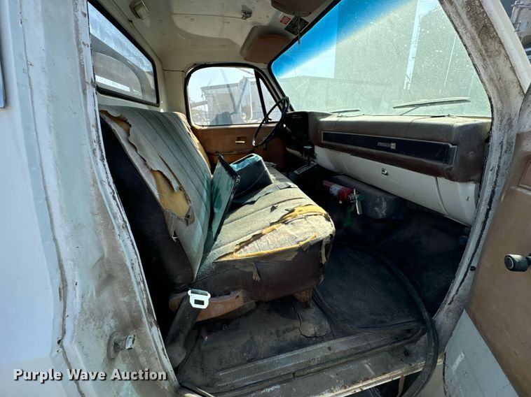 image for item JE9348 1989 Chevrolet C60 flatbed truck