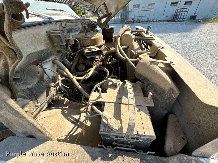 image for item JE9348 1989 Chevrolet C60 flatbed truck