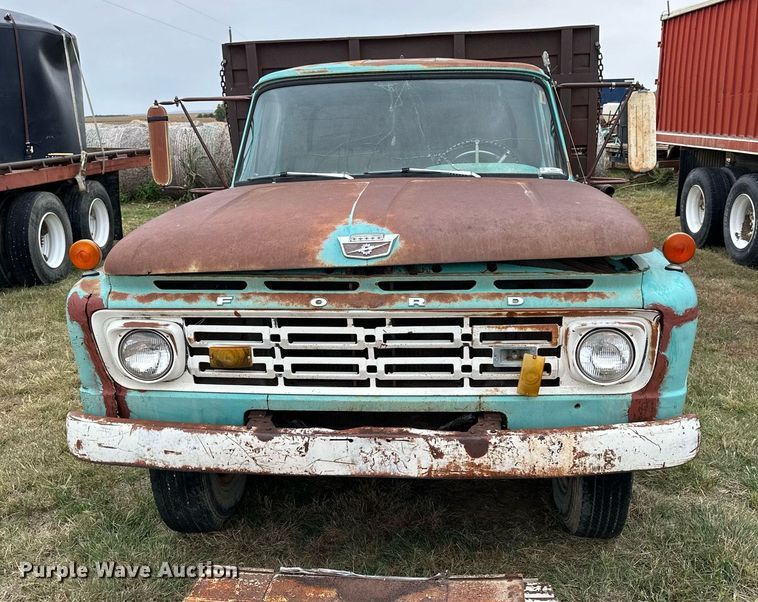 image for item NP9612 1964 Ford F600 flatbed truck
