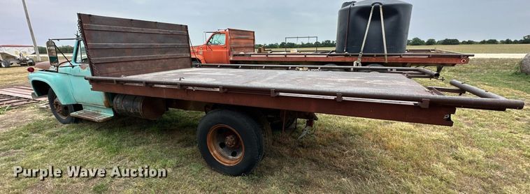 image for item NP9612 1964 Ford F600 flatbed truck