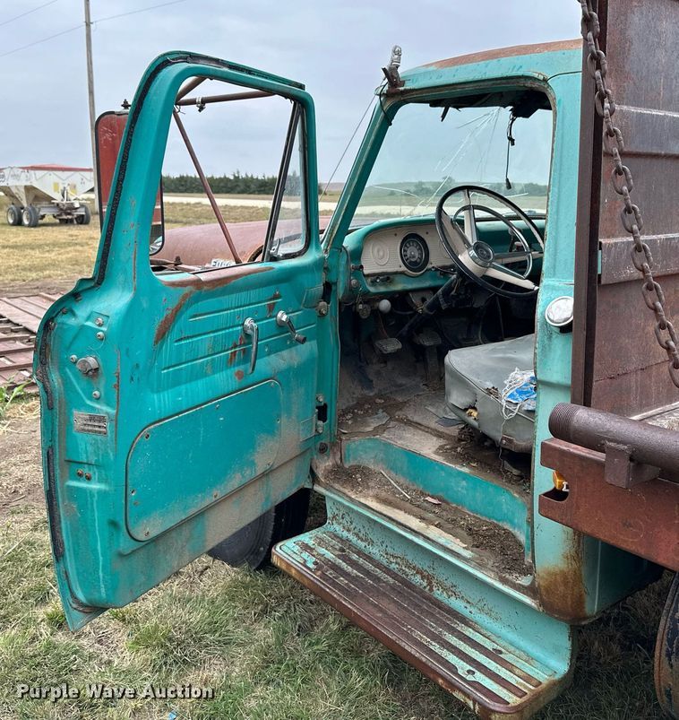 image for item NP9612 1964 Ford F600 flatbed truck