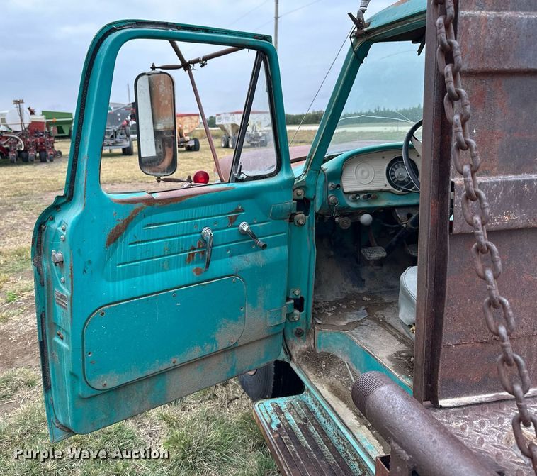 image for item NP9612 1964 Ford F600 flatbed truck