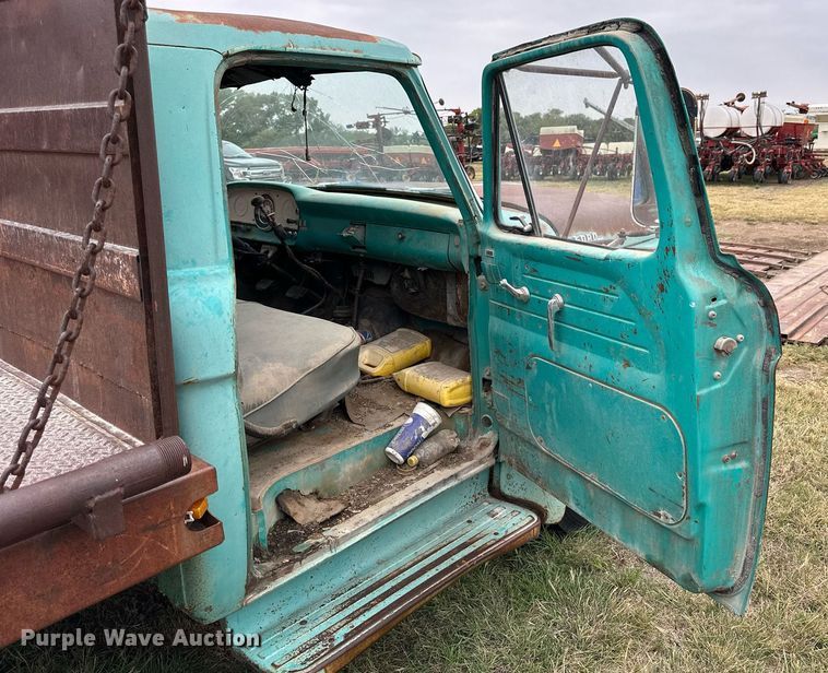 image for item NP9612 1964 Ford F600 flatbed truck