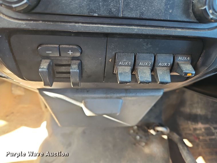 image for item OJ9894 2011 Ford F550 truck cab and chassis