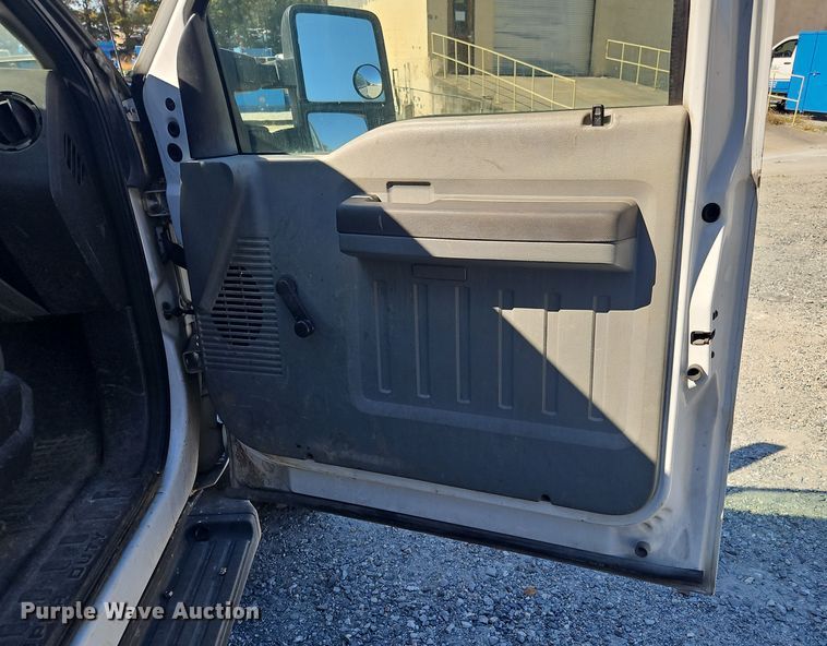 image for item OJ9894 2011 Ford F550 truck cab and chassis