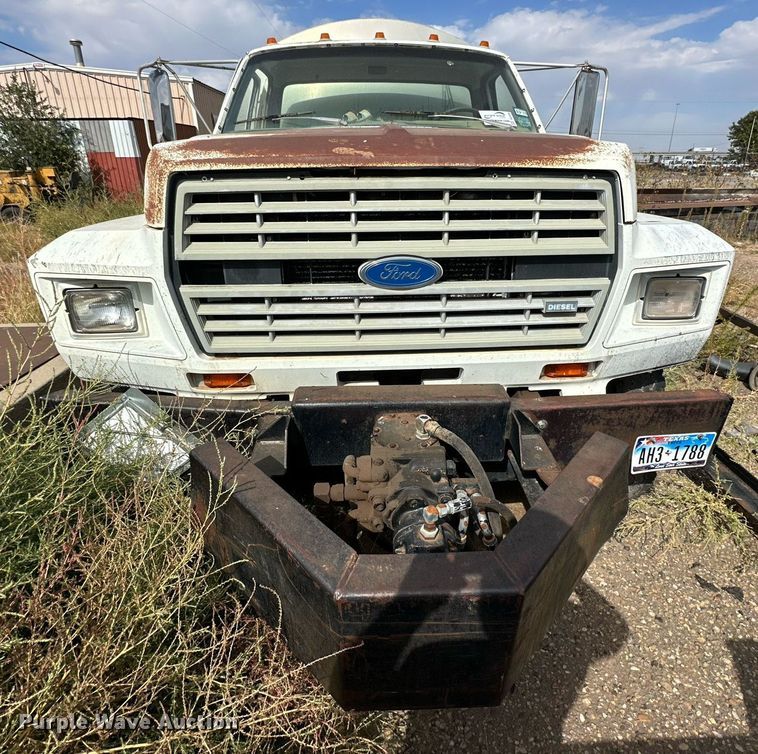 image for item DD3386 1993 Ford F700 oil distributor truck