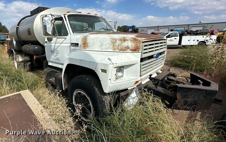 image for item DD3386 1993 Ford F700 oil distributor truck