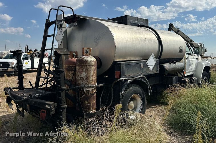 image for item DD3386 1993 Ford F700 oil distributor truck