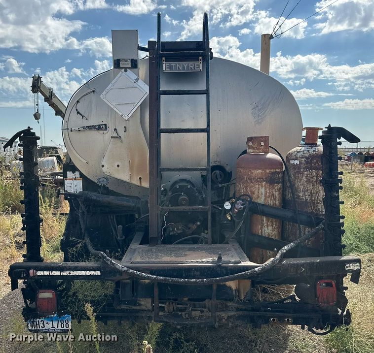 image for item DD3386 1993 Ford F700 oil distributor truck