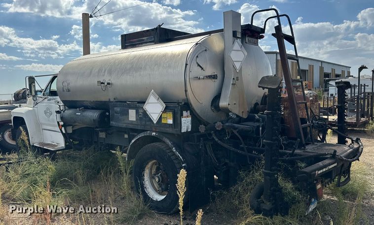 image for item DD3386 1993 Ford F700 oil distributor truck