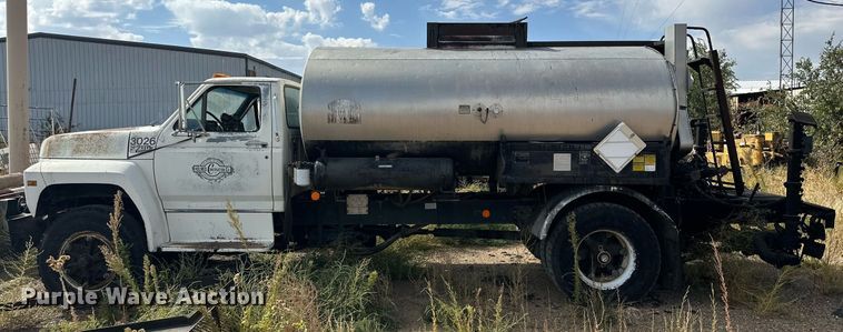 image for item DD3386 1993 Ford F700 oil distributor truck