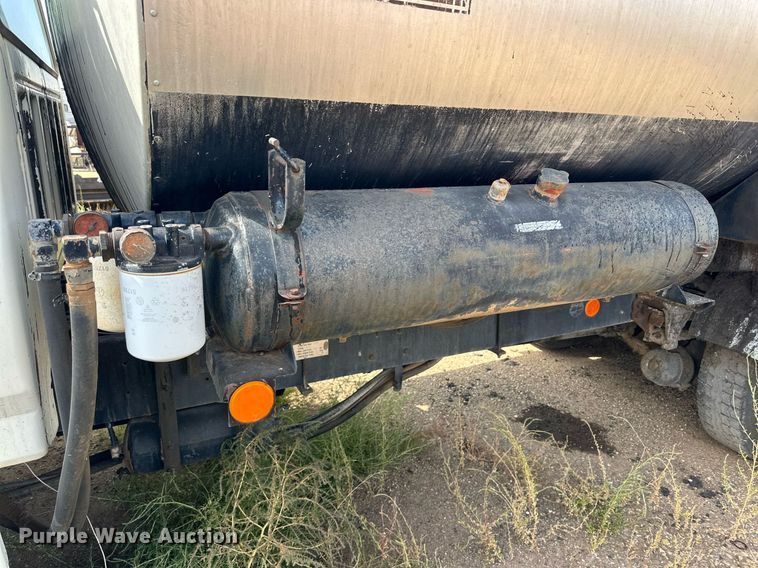 image for item DD3386 1993 Ford F700 oil distributor truck