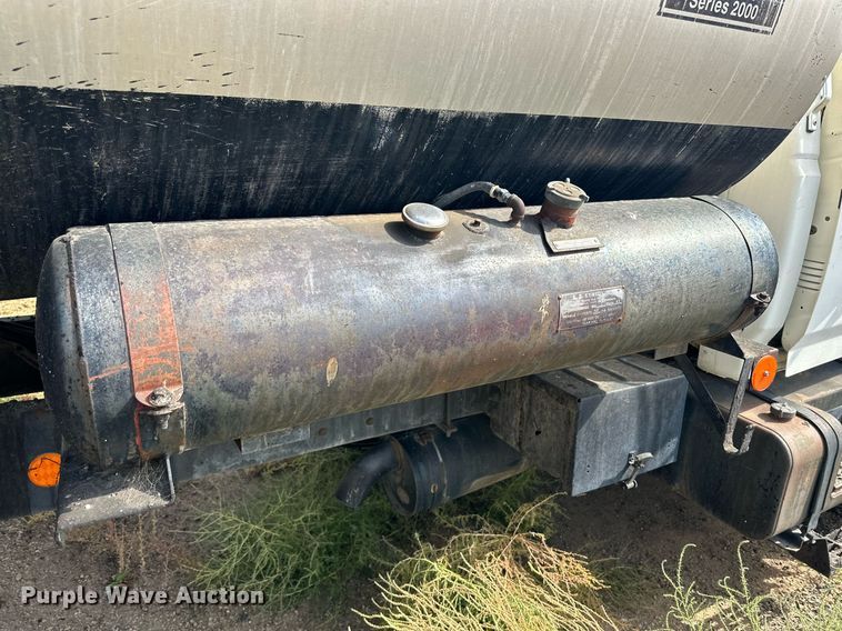 image for item DD3386 1993 Ford F700 oil distributor truck