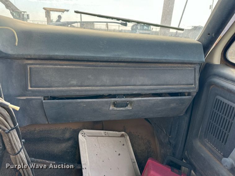 image for item DD3386 1993 Ford F700 oil distributor truck